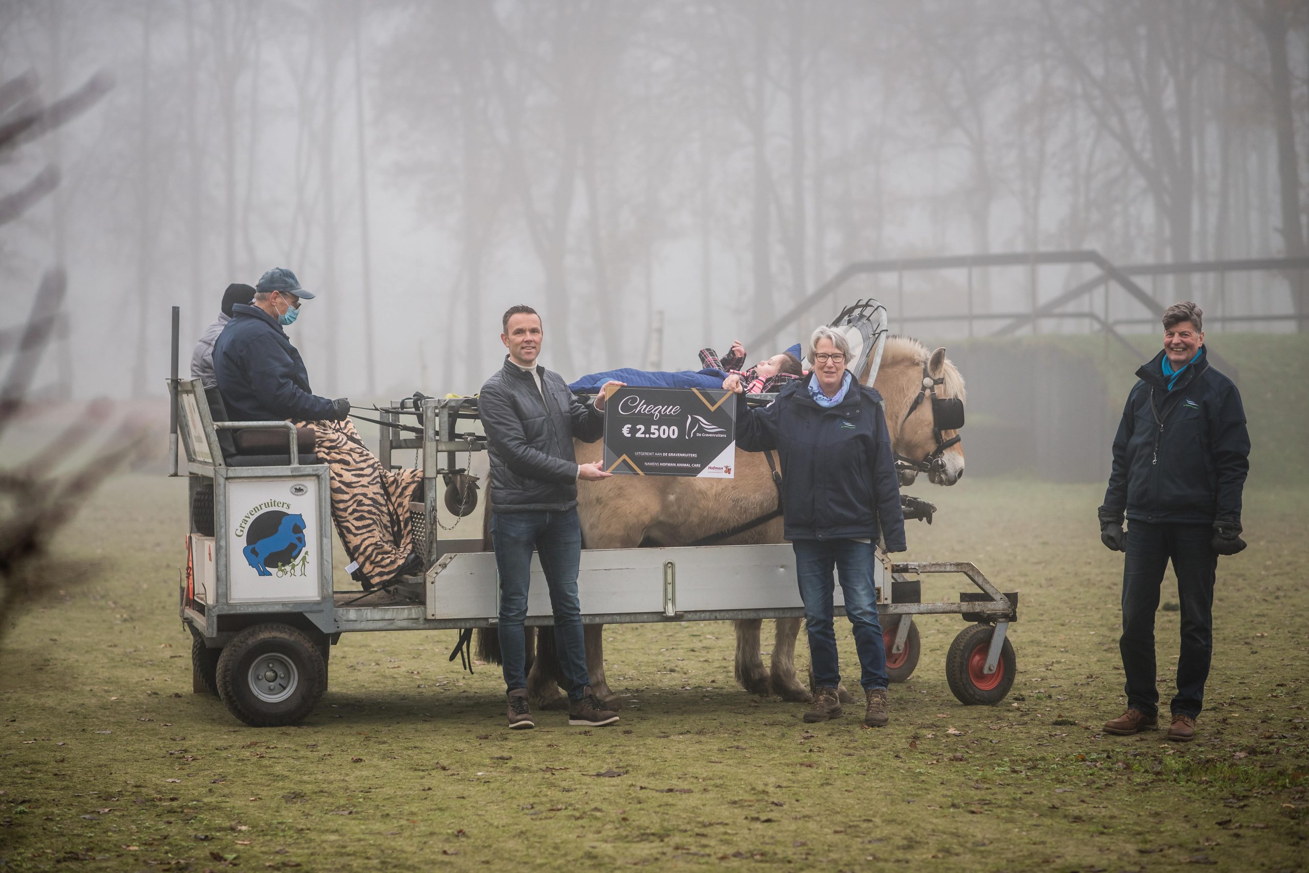 Flinke cheque van Hofman Animal Care voor De Gravenruiters